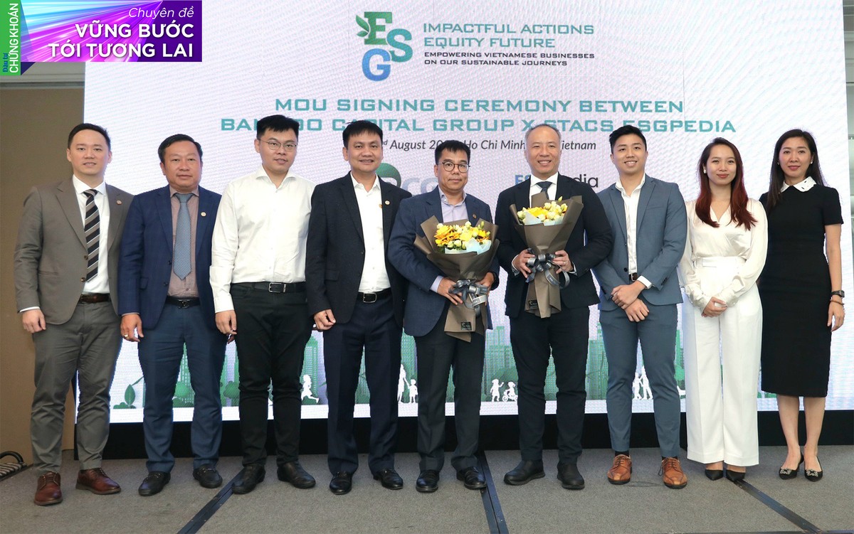 Các đại biểu chụp hình lưu niệm tại buổi lễ