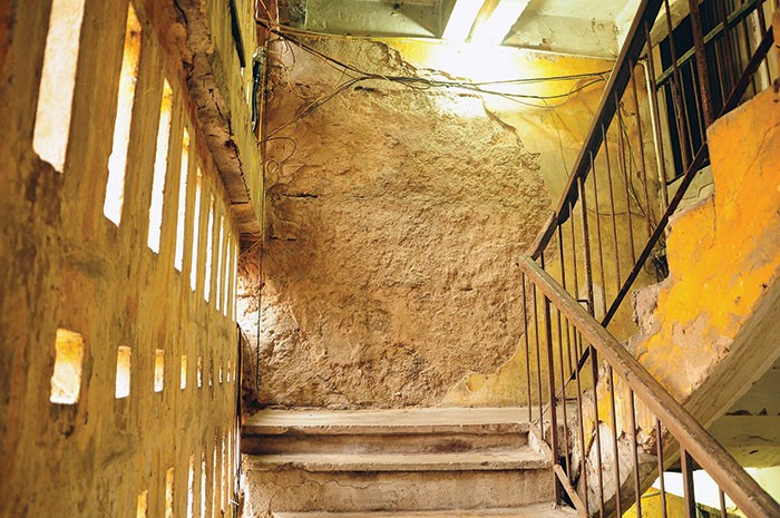 Hà Nội: Những khu chung cư cũ sống lay lắt ảnh 3 Hà Nội: Những khu chung cư cũ sống lay lắt ảnh 3