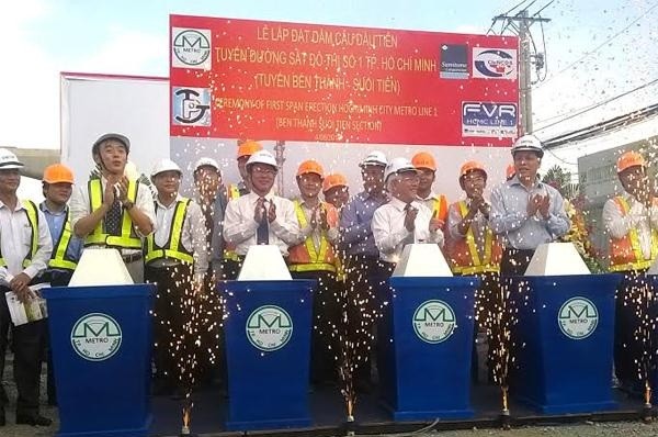 TP. HCM: Lắp đặt dầm cầu cạn đầu tiên tuyến Metro số 1 ảnh 1