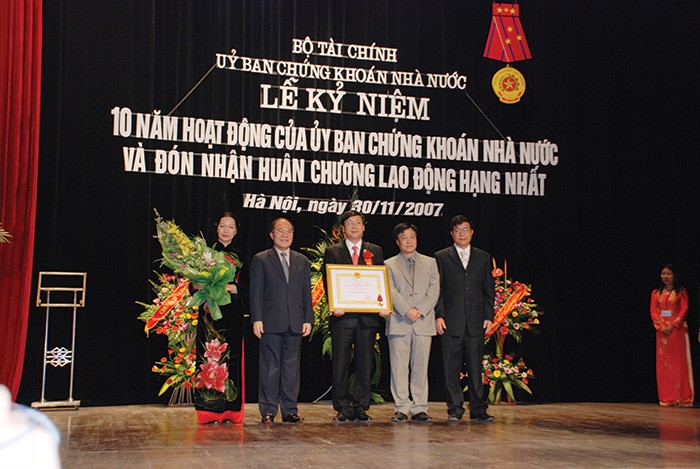 Nhìn lại chặng đường xây dựng và phát triển TTCK Việt Nam ảnh 1