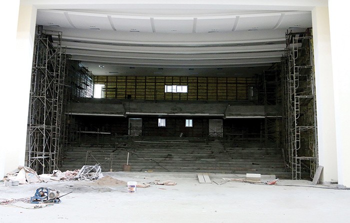 Cận cảnh nhà hát trăm tỷ nằm phơi mưa nắng ảnh 8 Cận cảnh nhà hát trăm tỷ nằm phơi mưa nắng ảnh 8