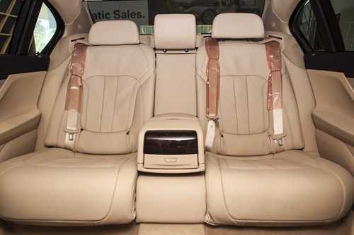 Sedan hạng sang BMW Serie 7 dính lỗi túi khí ảnh 1