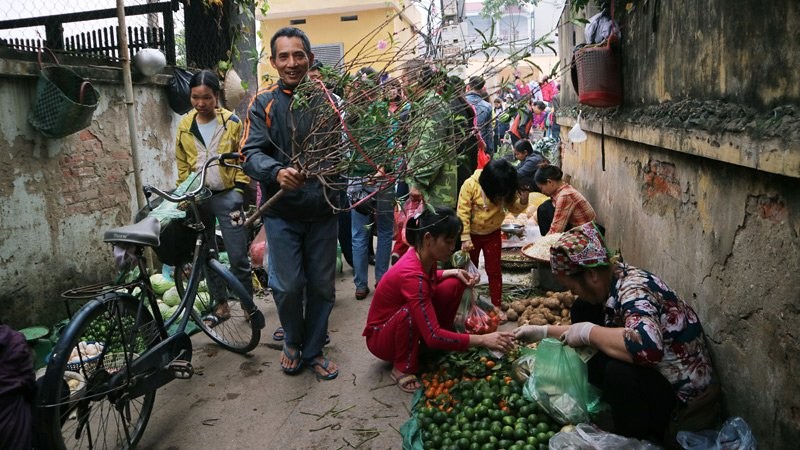 Chợ phiên giữa Hà Thành đậm chất quê giăng kín ngõ phố ảnh 7