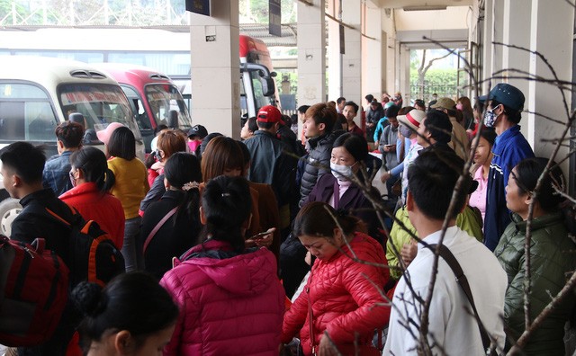 Người dân đổ về quê ăn Tết, cửa ngõ Hà Nội ùn tắc nghiêm trọng ảnh 2