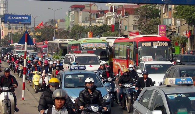 Người dân đổ về quê ăn Tết, cửa ngõ Hà Nội ùn tắc nghiêm trọng ảnh 7