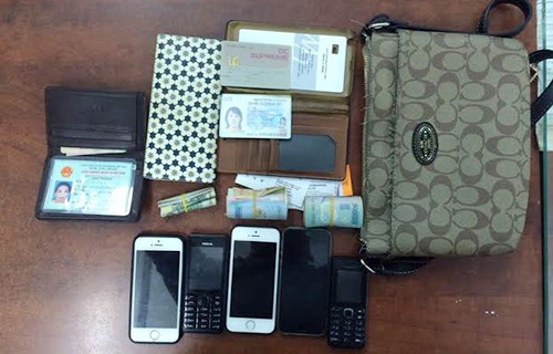 Trinh sát mật phục bắt 3 phụ nữ móc túi ở đường hoa Nguyễn Huệ ảnh 1
