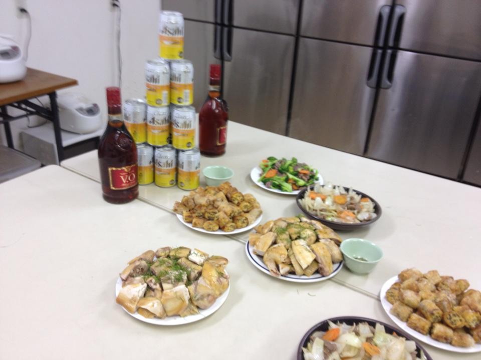 Mâm cơm tất niên 'rộn tiếng cười, rơi nước mắt' của người Việt ở Nhật ảnh 2