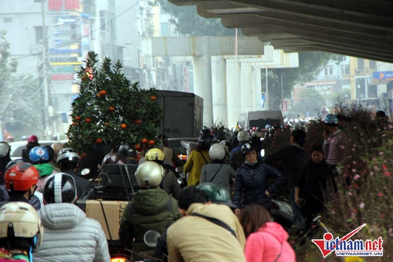Người Hà Nội chen chân đi phiên chợ cuối cùng của năm ảnh 21