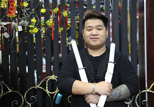 Kỷ lục gia sang Nhật biểu diễn cắt tóc bằng kiếm ảnh 1