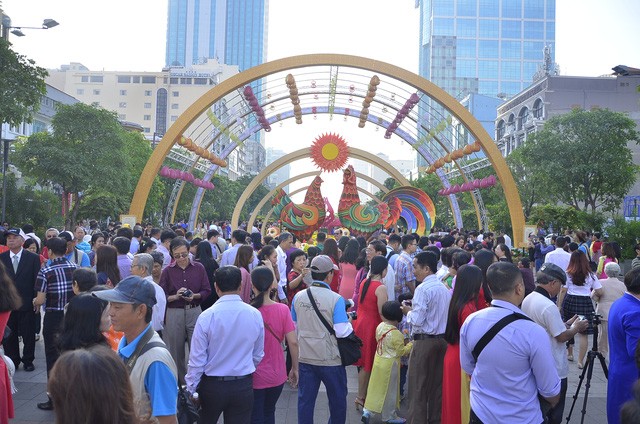 Đường hoa đông nghịt người sáng mùng 1 Tết ảnh 3