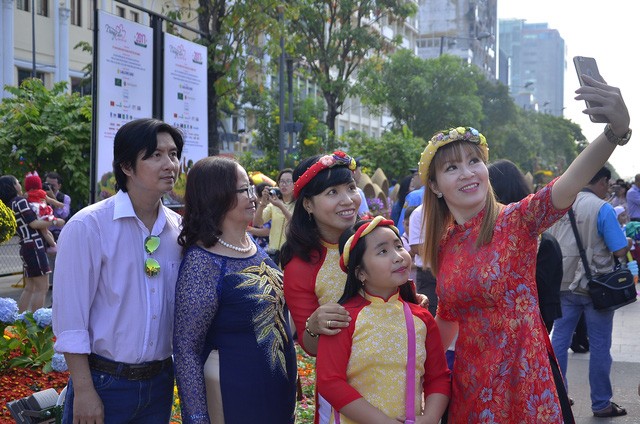 Đường hoa đông nghịt người sáng mùng 1 Tết ảnh 5