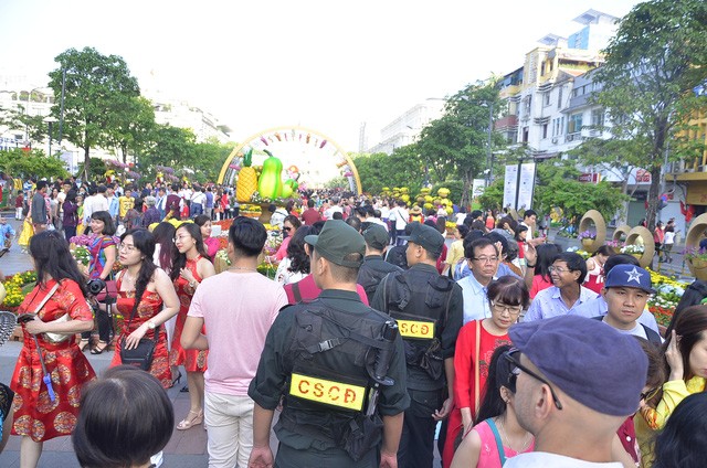 Đường hoa đông nghịt người sáng mùng 1 Tết ảnh 7