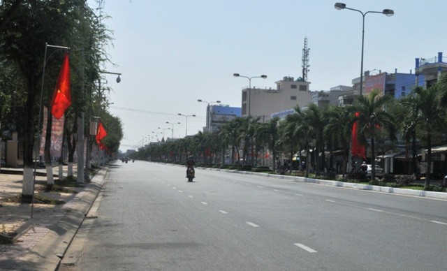 Mùng một Tết, nắng trải vàng những con phố vắng ảnh 8