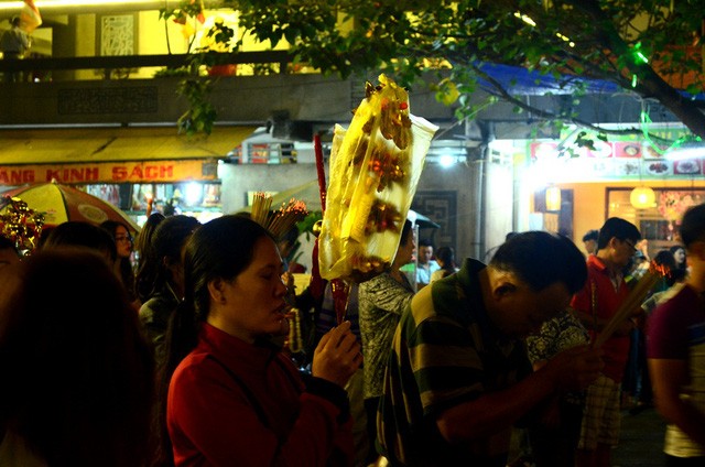 TP. HCM: Hàng ngàn người dân đến chùa xin lộc thời khắc giao thừa ảnh 10