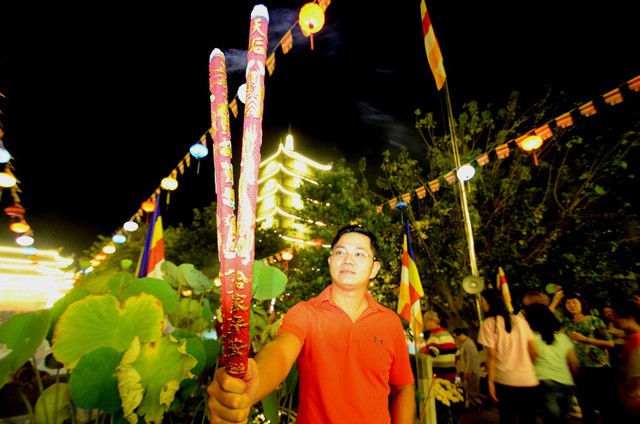 TP. HCM: Hàng ngàn người dân đến chùa xin lộc thời khắc giao thừa ảnh 12