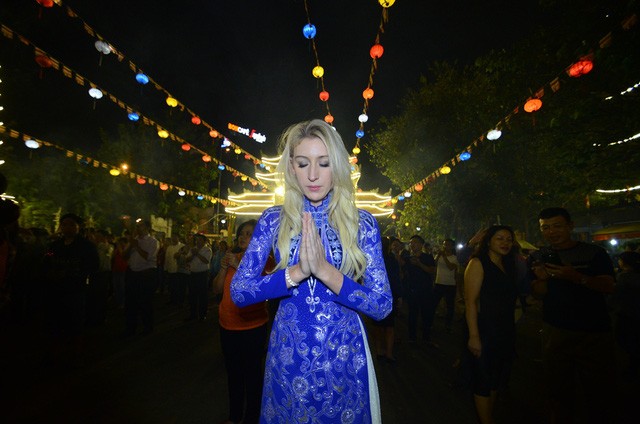 TP. HCM: Hàng ngàn người dân đến chùa xin lộc thời khắc giao thừa ảnh 5