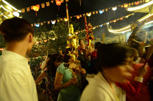 TP. HCM: Hàng ngàn người dân đến chùa xin lộc thời khắc giao thừa ảnh 9