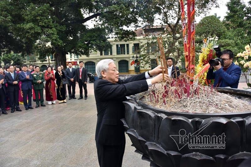 Tổng bí thư thả bộ bên Hồ Gươm ngày đầu năm mới ảnh 1