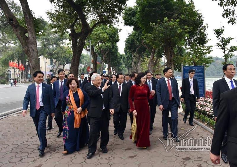Tổng bí thư thả bộ bên Hồ Gươm ngày đầu năm mới ảnh 4