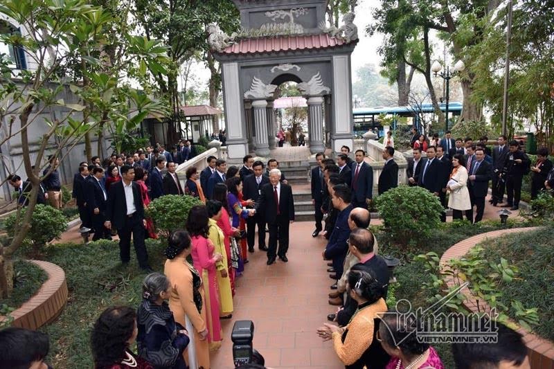 Tổng bí thư thả bộ bên Hồ Gươm ngày đầu năm mới ảnh 6