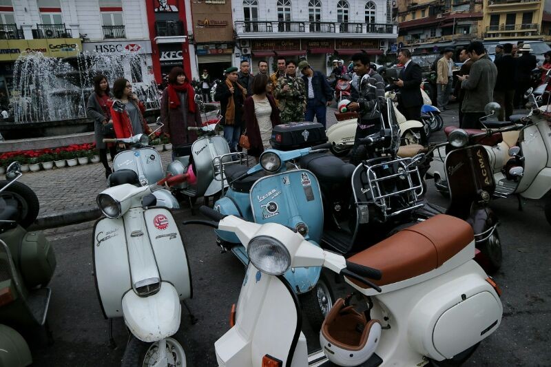 Mùng 1 Tết, thiếu nữ thỏa sức tung hoành ở phố cổ ảnh 10