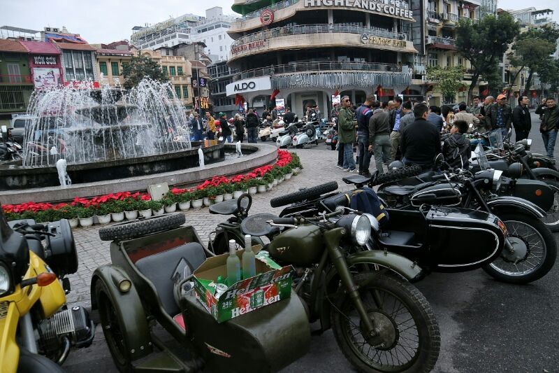 Mùng 1 Tết, thiếu nữ thỏa sức tung hoành ở phố cổ ảnh 11