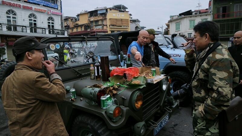 Mùng 1 Tết, thiếu nữ thỏa sức tung hoành ở phố cổ ảnh 12