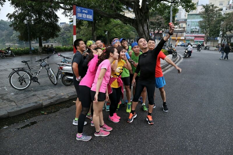 Mùng 1 Tết, thiếu nữ thỏa sức tung hoành ở phố cổ ảnh 13