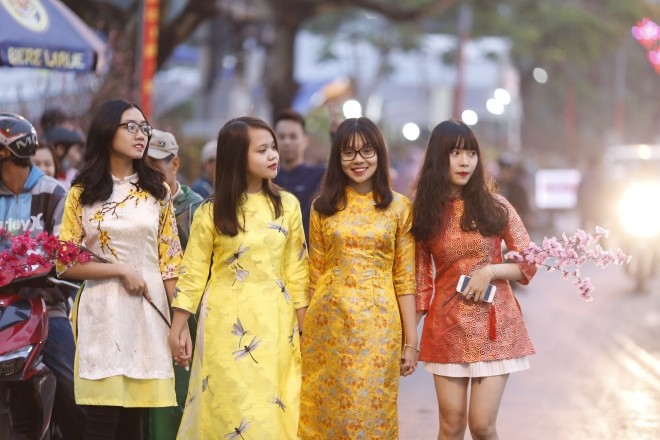 Những cách tạo dáng chụp ảnh đẹp dịp Tết ảnh 9