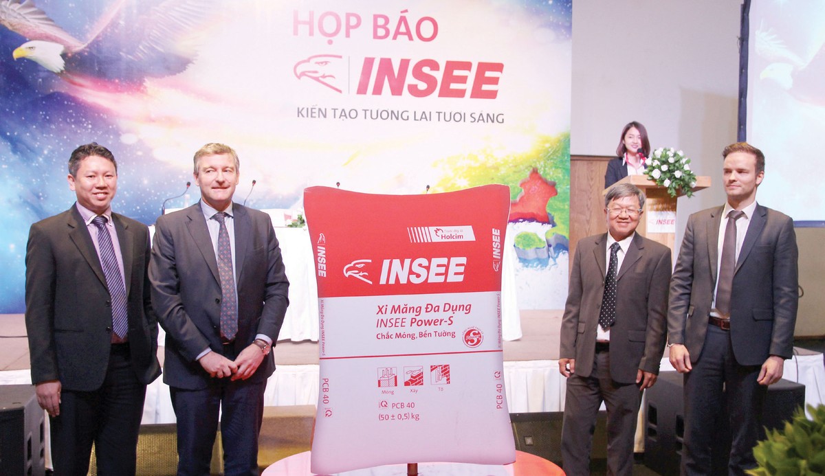 Doanh nghiệp xi măng nội “khó thở” trước sức ép M&A ảnh 1