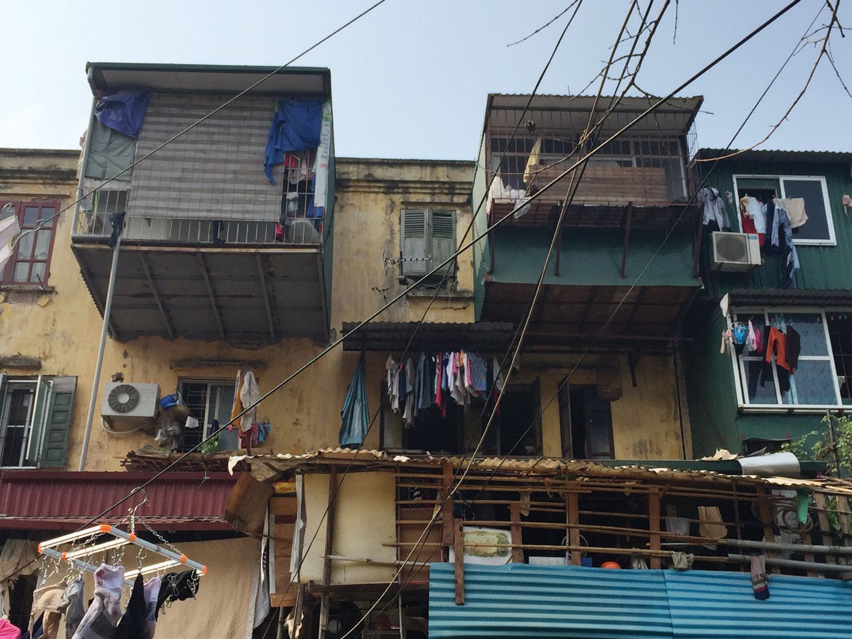 Xập xệ những khu chung cư xuống cấp giữa lòng Hà Nội ảnh 1