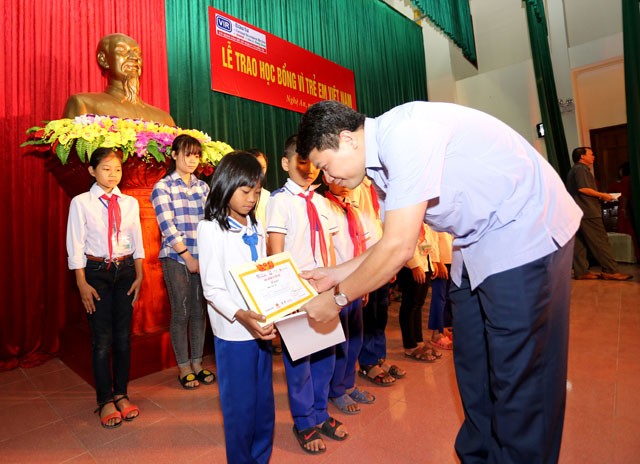 Giải golf Báo Đầu tư mang niềm vui đến với 160 em học sinh tỉnh Nghệ An ảnh 1