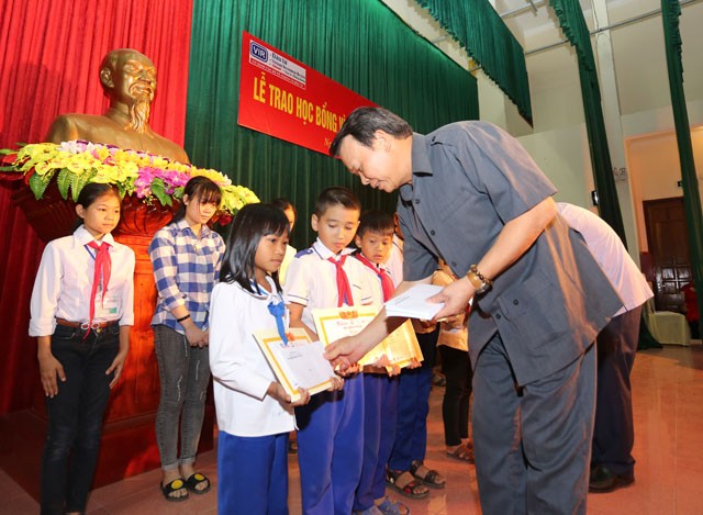 Giải golf Báo Đầu tư mang niềm vui đến với 160 em học sinh tỉnh Nghệ An ảnh 2