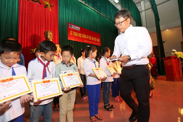 Giải golf Báo Đầu tư mang niềm vui đến với 160 em học sinh tỉnh Nghệ An ảnh 3