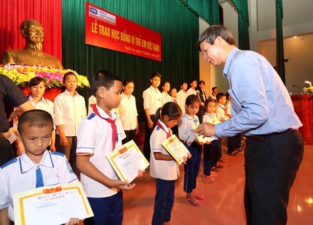 Giải golf Báo Đầu tư mang niềm vui đến với 160 em học sinh tỉnh Nghệ An ảnh 4