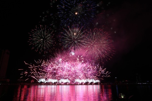 Pháo hoa Đà Nẵng: Ngẹt thở với đội Úc, bay bổng cùng đội Ý ảnh 3