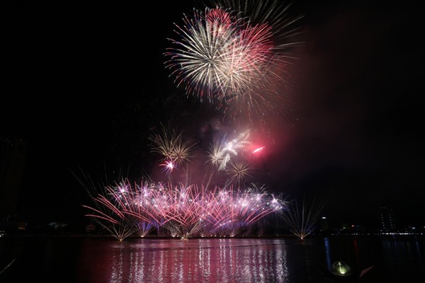 Pháo hoa Đà Nẵng: Ngẹt thở với đội Úc, bay bổng cùng đội Ý ảnh 4