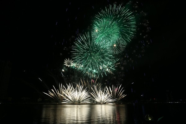 Pháo hoa Đà Nẵng: Ngẹt thở với đội Úc, bay bổng cùng đội Ý ảnh 6