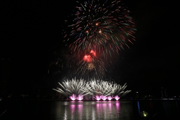 Pháo hoa Đà Nẵng: Ngẹt thở với đội Úc, bay bổng cùng đội Ý ảnh 7