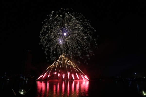 Pháo hoa Đà Nẵng: Ngẹt thở với đội Úc, bay bổng cùng đội Ý ảnh 11