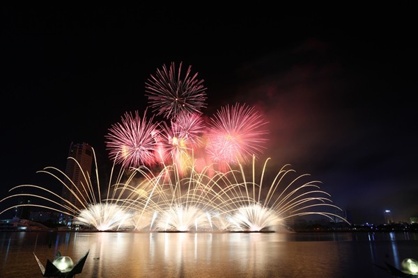 Pháo hoa Đà Nẵng: Ngẹt thở với đội Úc, bay bổng cùng đội Ý ảnh 13