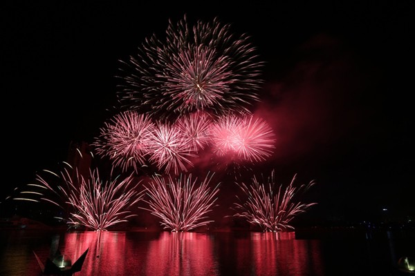 Pháo hoa Đà Nẵng: Ngẹt thở với đội Úc, bay bổng cùng đội Ý ảnh 14