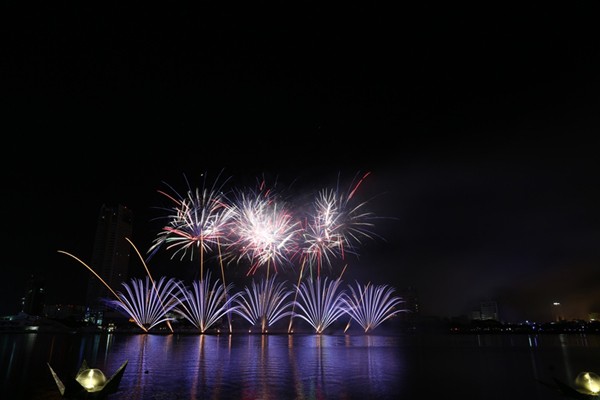 Pháo hoa Đà Nẵng: Ngẹt thở với đội Úc, bay bổng cùng đội Ý ảnh 15