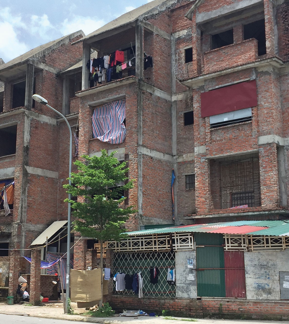 Lãng phí những căn biệt thự bỏ hoang ở Dự án nhà ở Cầu Diễn ảnh 3