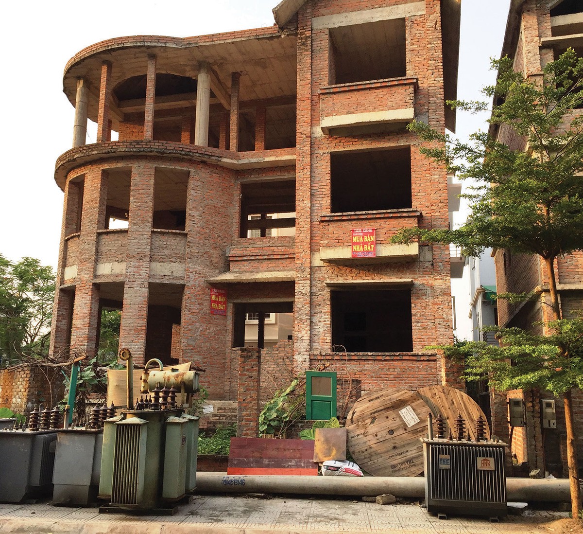 Lãng phí những căn biệt thự bỏ hoang ở Dự án nhà ở Cầu Diễn ảnh 8