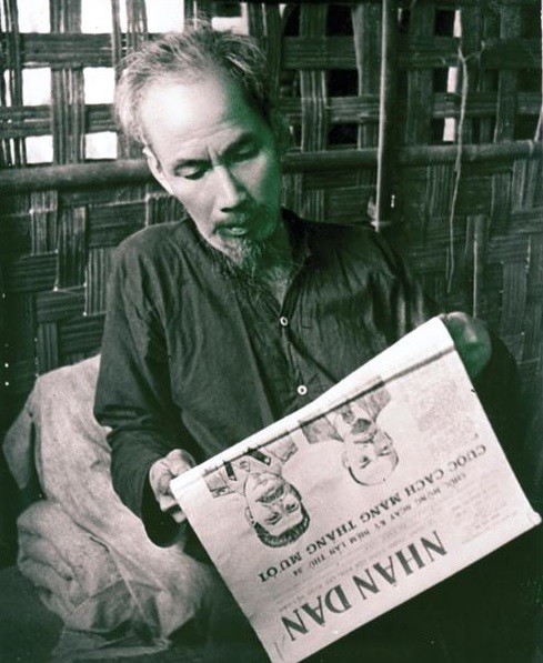 Chủ tịch Hồ Chí Minh: Báo chí phải viết những điều mắt thấy tai nghe ảnh 1