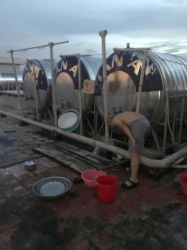 Hình ảnh người dân HUD3 Linh Đàm “rồng rắn” xếp hàng xách nước sinh hoạt ảnh 4