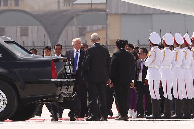 Những hình ảnh đầu tiên của Tổng thống Mỹ Donald Trump tại Việt Nam ảnh 9