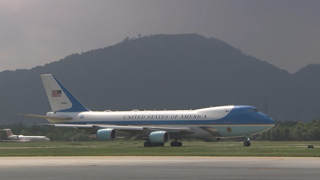 Những hình ảnh đầu tiên của Tổng thống Mỹ Donald Trump tại Việt Nam ảnh 1