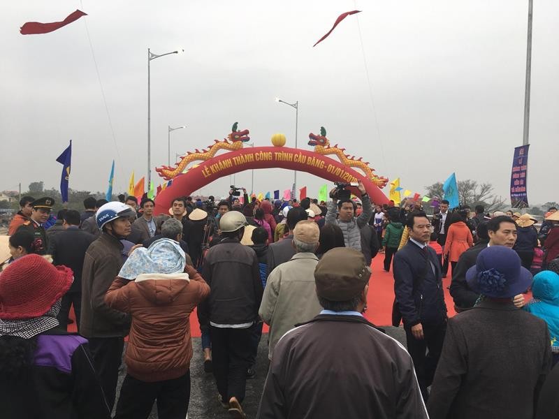 Hải Phòng đưa vào khai thác hai cây cầu “sinh đôi” trong ngày đầu tiên của năm 2018 ảnh 1